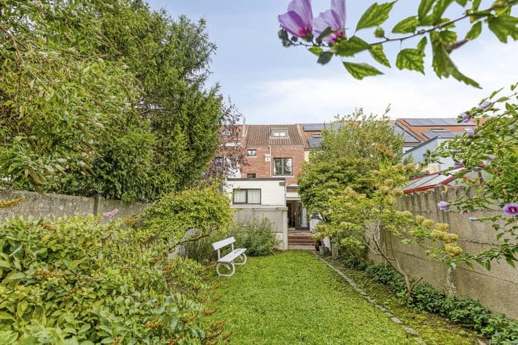 House for sale with many possibilities and garden in Gentbru