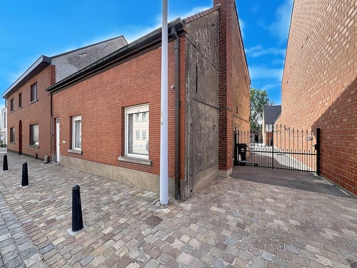 Halfopen bebouwing met 5 slaapkamers, ruime garage en gro...