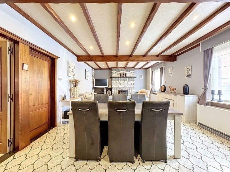 Halfopen bebouwing met 5 slaapkamers, ruime garage en gro...