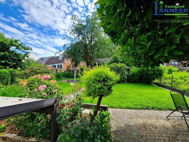 Spacious house on the edge of town with a large garden