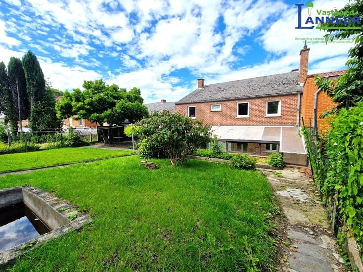 Spacious house on the edge of town with a large garden