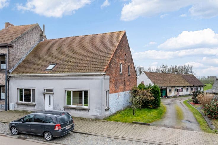 Authentic farmhouse with large outbuilding
