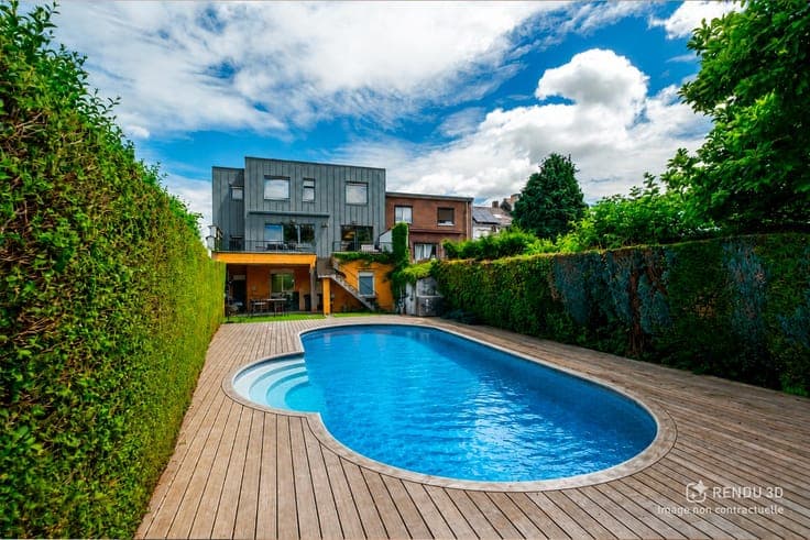 Superb property with swimming pool and garage ideally locate
