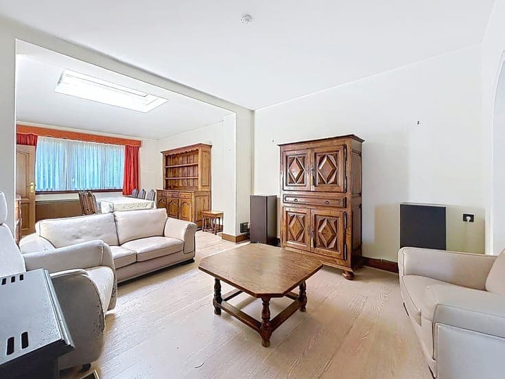 HOUSE 3/4 BEDROOMS + GARAGE SEPARATED - FREE ESTIMATION