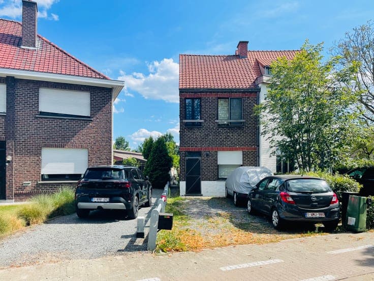 Te renoveren woning met tuin en potentieel in Sint-Marten...