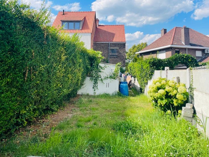 Te renoveren woning met tuin en potentieel in Sint-Marten...