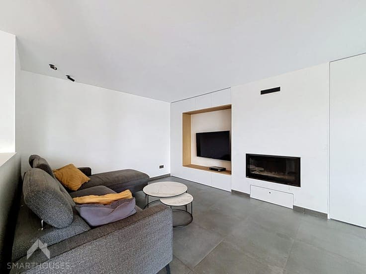 Semi-detached house with 3 bedrooms, garage and solar panels