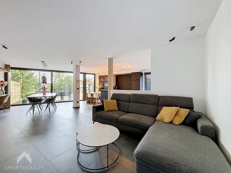 Semi-detached house with 3 bedrooms, garage and solar panels