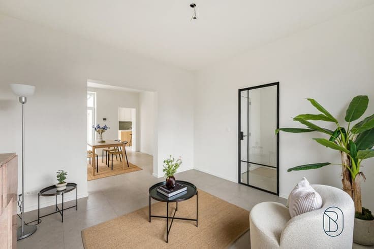 Kwalitatief gerenoveerde woning met 3 slk en leuk terras!