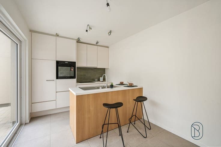 Kwalitatief gerenoveerde woning met 3 slk en leuk terras!