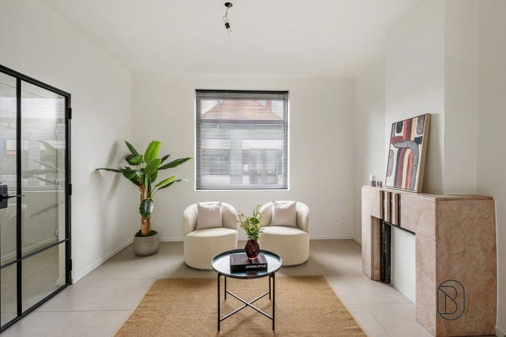 Kwalitatief gerenoveerde woning met 3 slk en leuk terras!