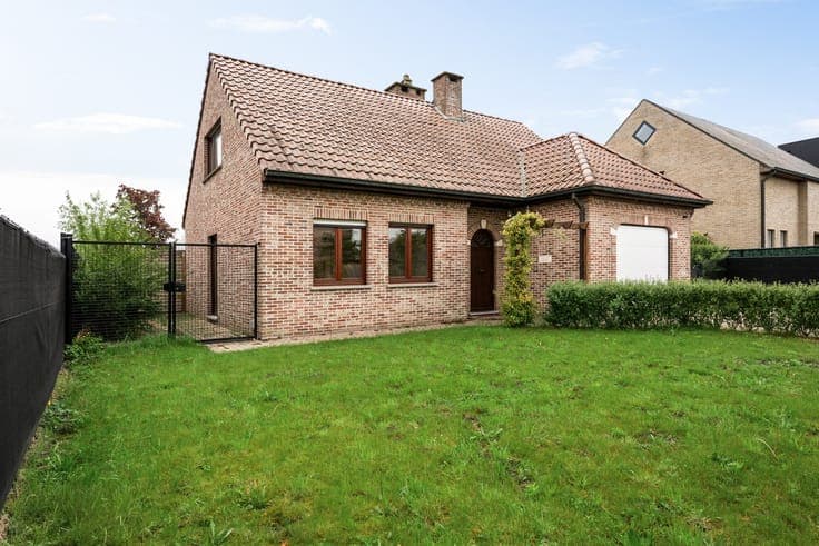 Woning met 3 (mogelijks 4) slpkrs op ruim perceel te Putte
