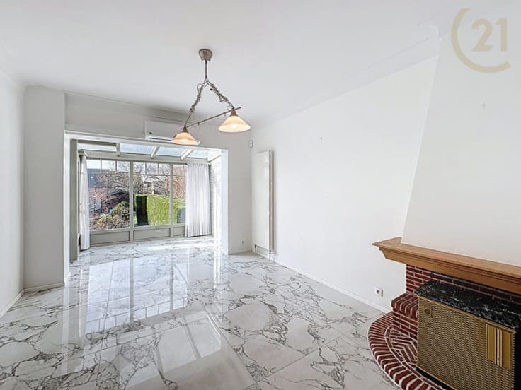 Great 3-sided house with 4 bedrooms, garden, and garage!