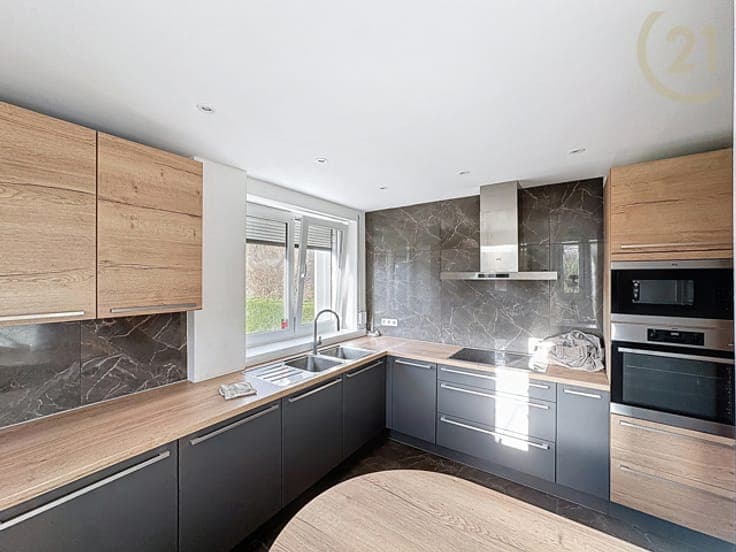 Great 3-sided house with 4 bedrooms, garden, and garage!