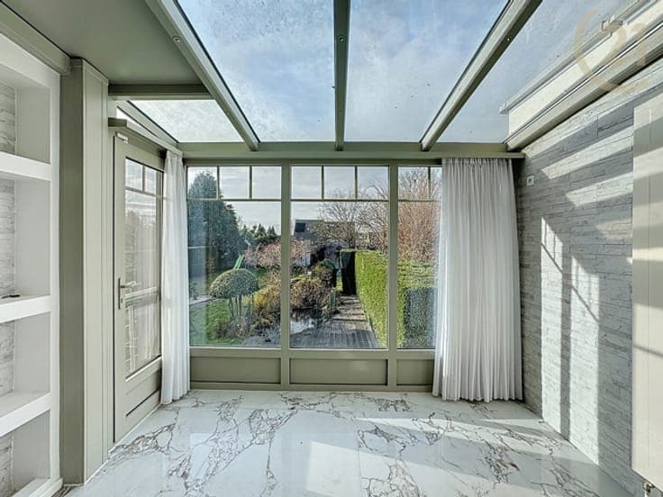 Great 3-sided house with 4 bedrooms, garden, and garage!