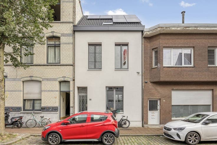 4 bedroom house with city courtyard in Deurne!