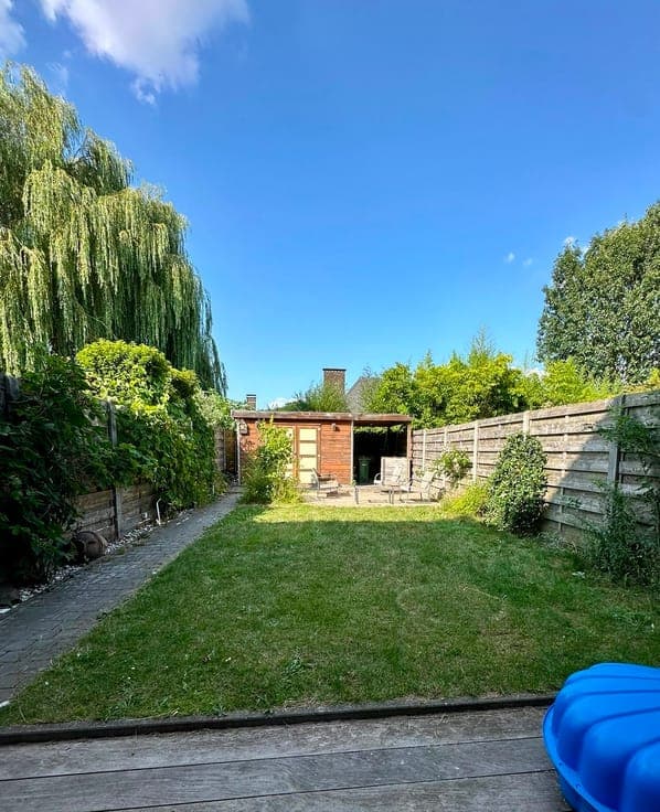 4-bed house with garden