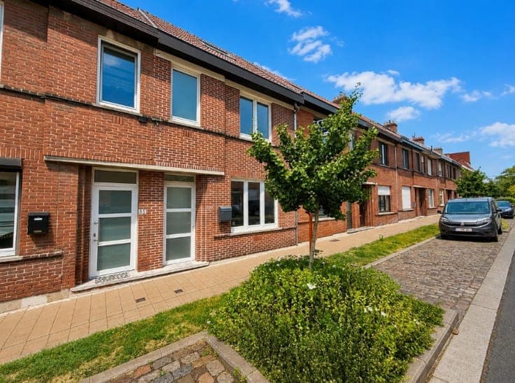 Totaal gerenoveerde woning met zonnig terras nabij UZ Gent