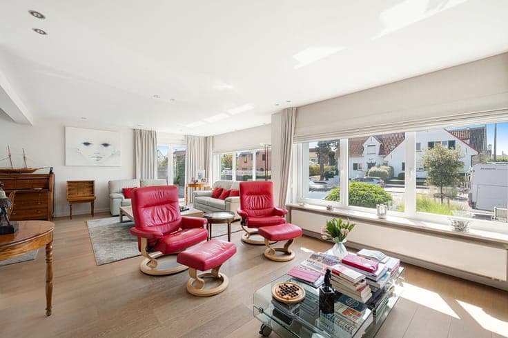 Renovated villa located just steps from the sea wall at Albe