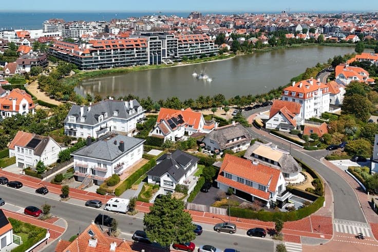 Renovated villa located just steps from the sea wall at Albe