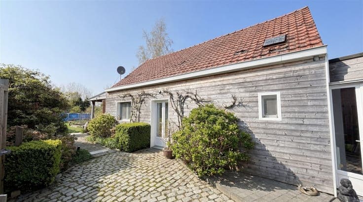 Spacious house with 3 bedrooms and a separate office space i