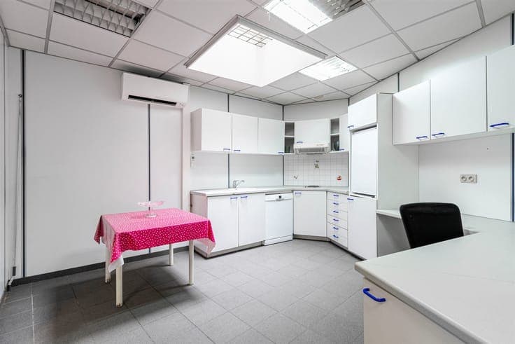 Te renoveren handelshuis (319 m²) in Merksem.