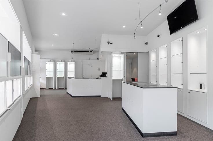 Te renoveren handelshuis (319 m²) in Merksem.