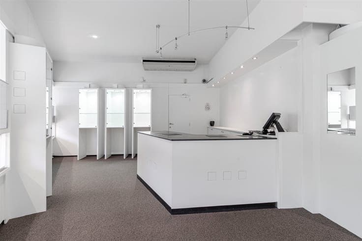 Te renoveren handelshuis (319 m²) in Merksem.