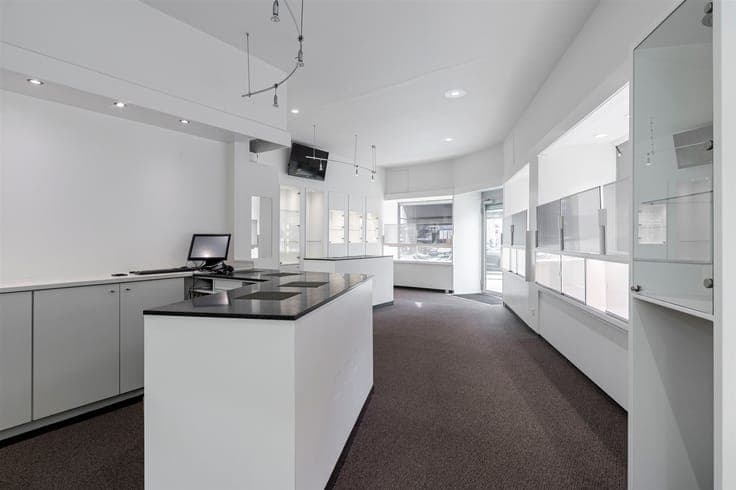 Te renoveren handelshuis (319 m²) in Merksem.