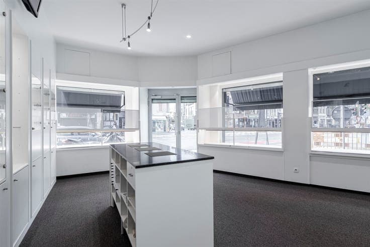 Te renoveren handelshuis (319 m²) in Merksem.