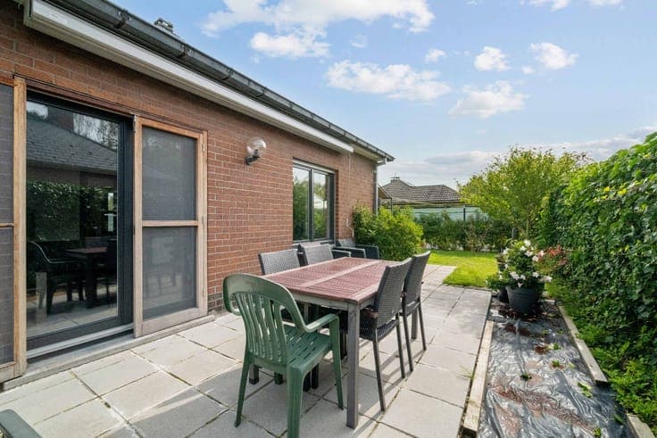 STRONG RESIDENTIAL DNA: OPEN BUILDING with GARAGE, GARDEN,