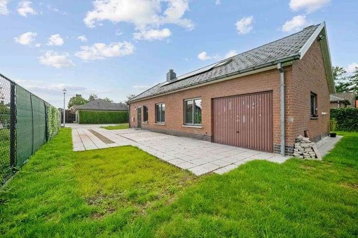 STRONG RESIDENTIAL DNA: OPEN BUILDING with GARAGE, GARDEN,
