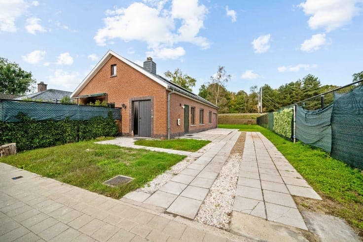 STRONG RESIDENTIAL DNA: OPEN BUILDING with GARAGE, GARDEN,