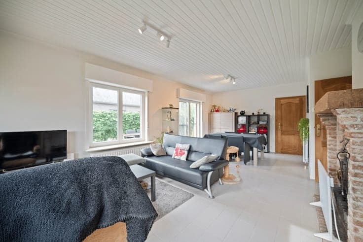 STRONG RESIDENTIAL DNA: OPEN BUILDING with GARAGE, GARDEN,