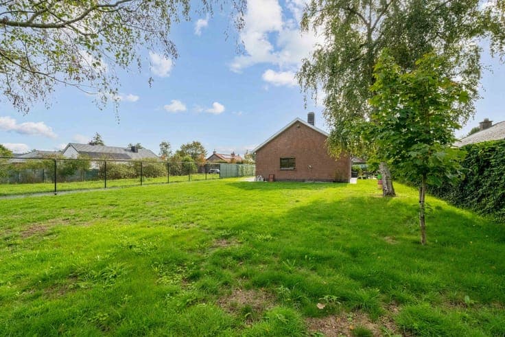 STRONG RESIDENTIAL DNA: OPEN BUILDING with GARAGE, GARDEN,