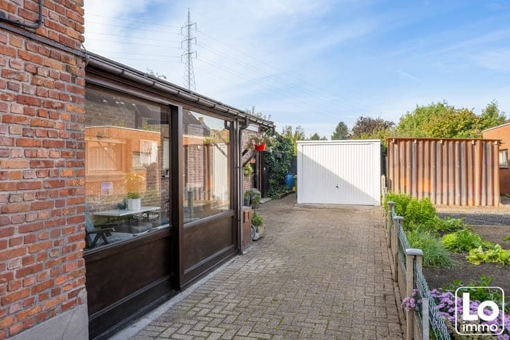Te renoveren halfopen starterswoning met garagebox op mak...