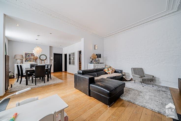 CHARMING 3-BEDROOM HOUSE WITH GARDEN AND GARAGE/WAREHOUSE