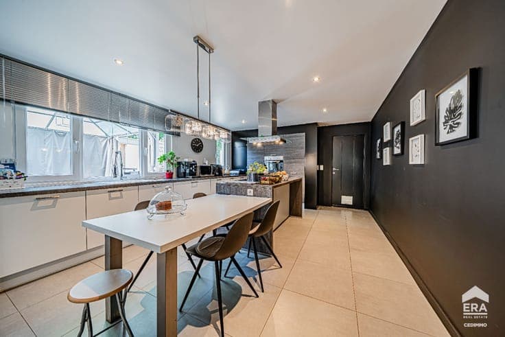 CHARMING 3-BEDROOM HOUSE WITH GARDEN AND GARAGE/WAREHOUSE