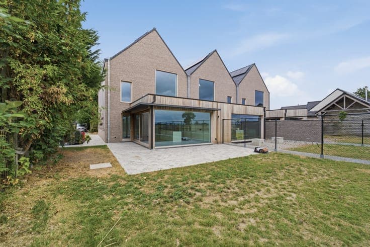 Energy-efficient semi-detached house with 4 bedrooms