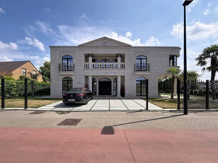 Exceptional Luxury Villa with 4 Bedrooms + Home Office