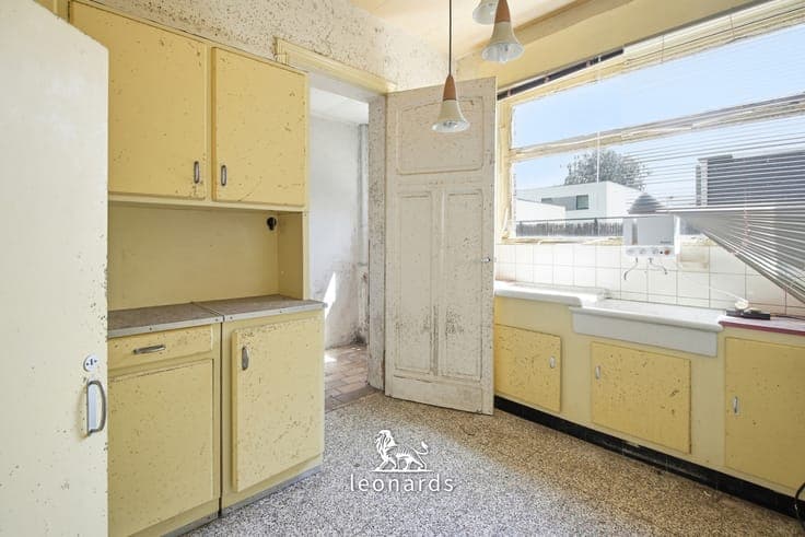 Renovation project with great potential in a prime location