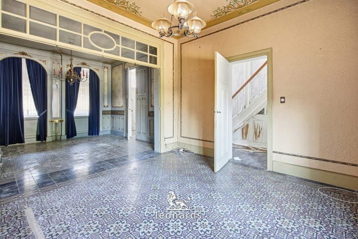 Renovation project with great potential in a prime location