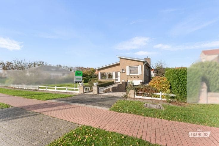 A family home ready to move into, set on a spacious plot of…