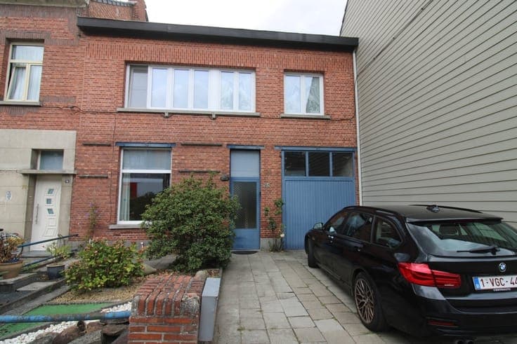 VOLLEDIG te renoveren woning met garage en parking