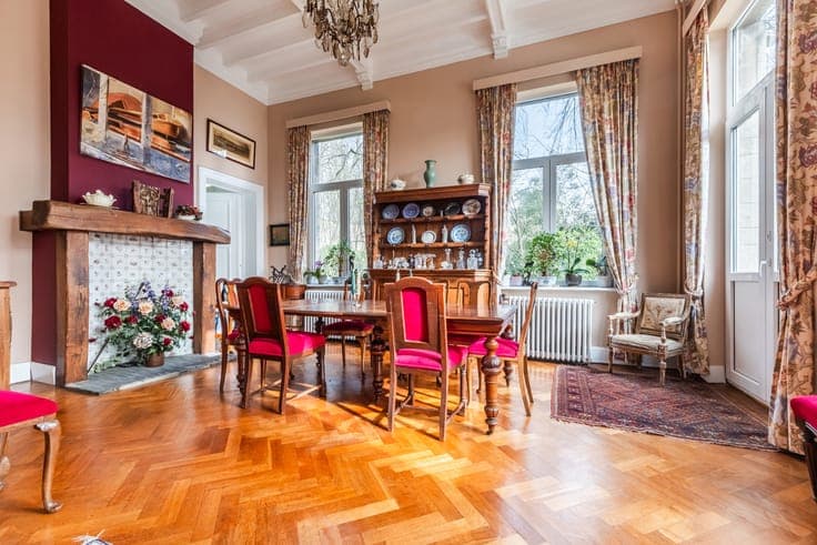Early 20th-century residence on a 77-are park