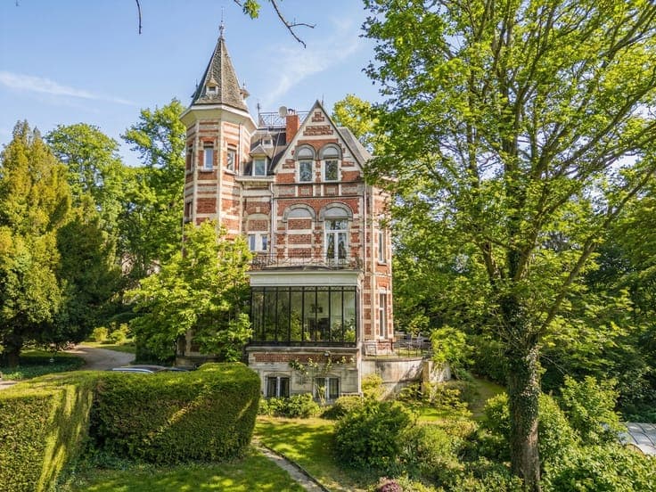Early 20th-century residence on a 77-are park