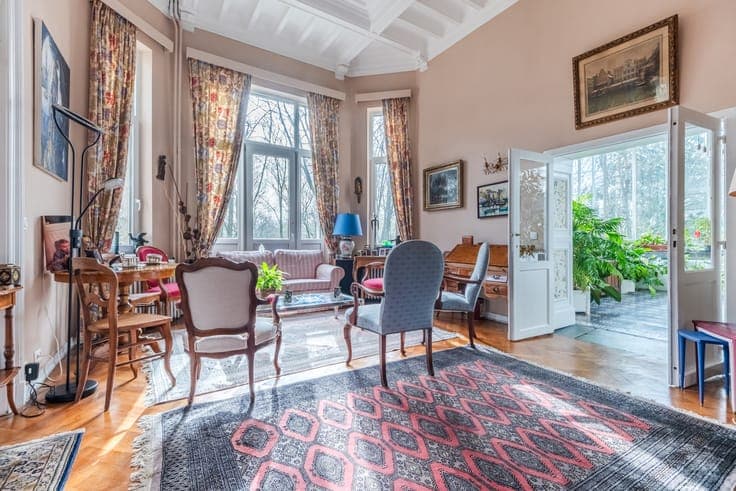 Early 20th-century residence on a 77-are park