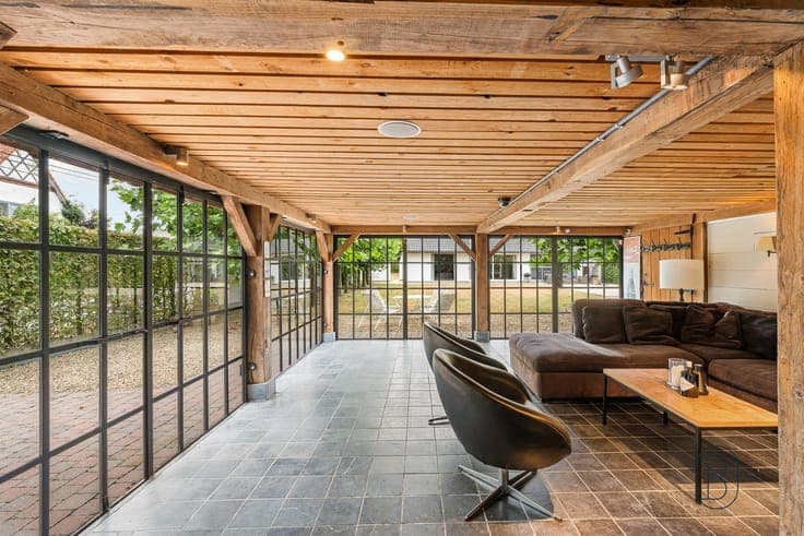 Spacious villa with 4 bedrooms, a double garage, and a styli