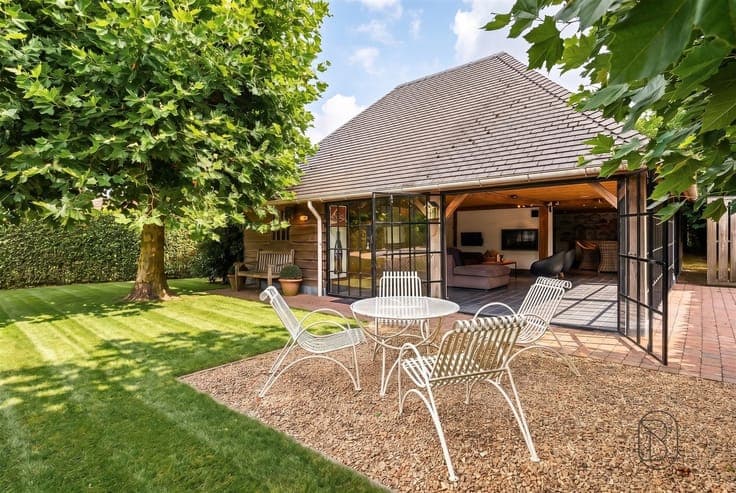 Spacious villa with 4 bedrooms, a double garage, and a styli