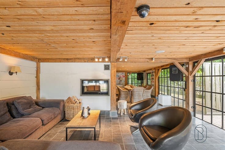 Spacious villa with 4 bedrooms, a double garage, and a styli